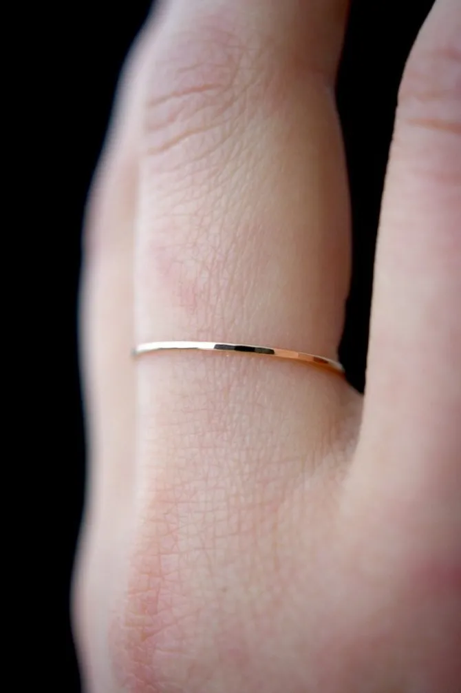 HAMMERED THIN STACKING RING ROSE GOLD
