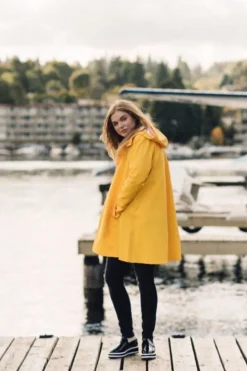 MOSEBACKE RAIN JACKET YELLOW