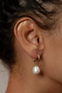 PEARL HOOP EARRINGS GOLD