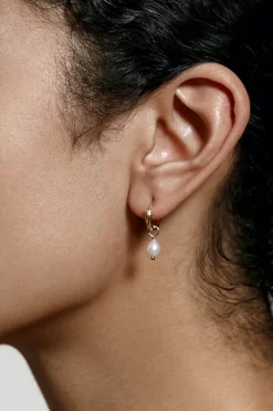 SMALL PEARL HOOP EARRINGS GOLD