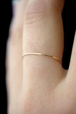 SMOOTH THIN STACKING RING GOLD