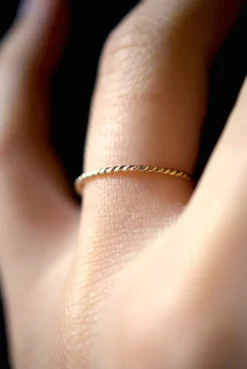 TWISTED THIN STACKING RING